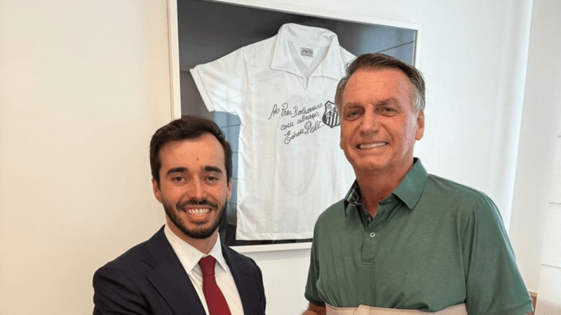 BOLSONARO Encontra com Assessor de TRUMP e Medidas Vão Ser tomadas contra Alexandre De Morais. Ele vai… Ver mais
