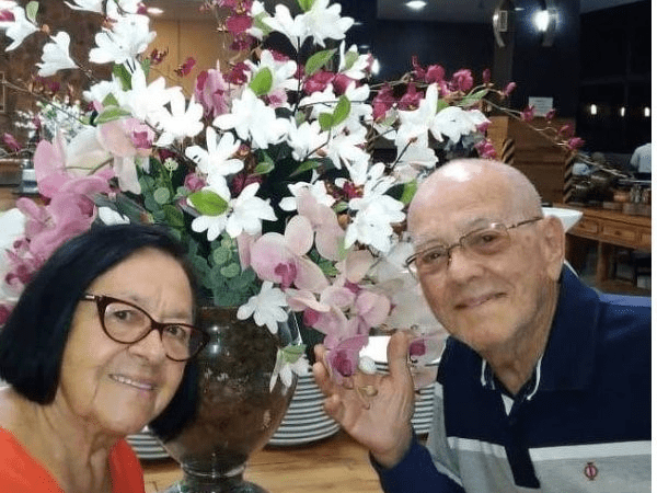 Casal morre com 10 horas de diferença após 77 anos de un…Ver mais