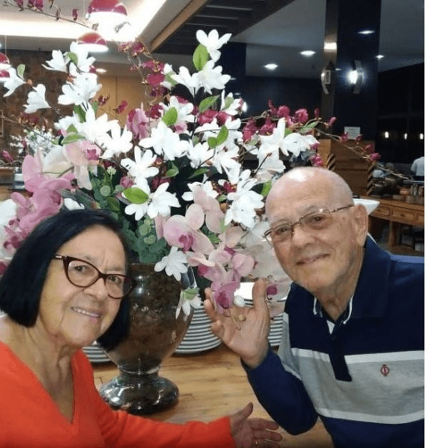 Casal morre com 10 horas de diferença após 77 anos de un…Ver mais