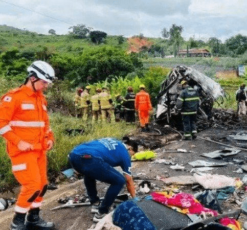 Embriagado, caminhoneiro causa tragédia na BR-277: mulher morre e coli…Ver mais