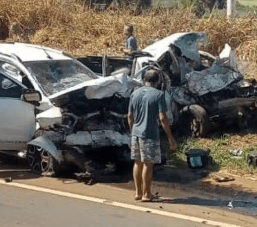 Tragédia em alta velocidade: colisão entre caminhões deixa mortos e rod…Ver mais