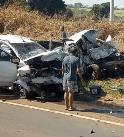 Tragédia em alta velocidade: colisão entre caminhões deixa mortos e rod…Ver mais