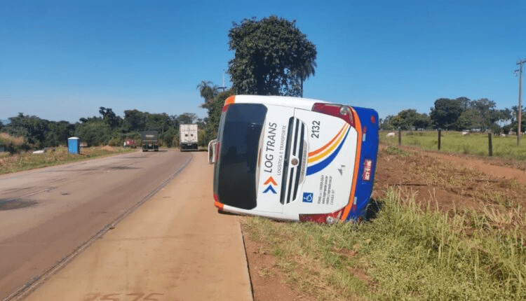 Tragédia na estrada: ônibus tomba com 31 passageiros no Ma…Ver mais