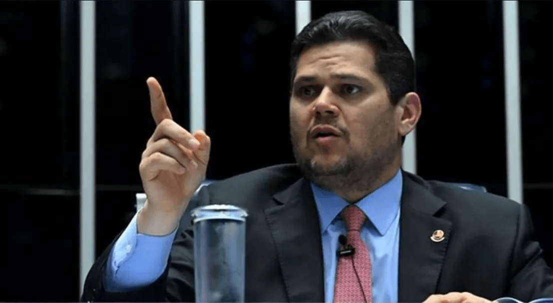 Brasília em Ebulição: Alcolumbre deixa aberta análise de impeachment contra Moraes e…Ver mais