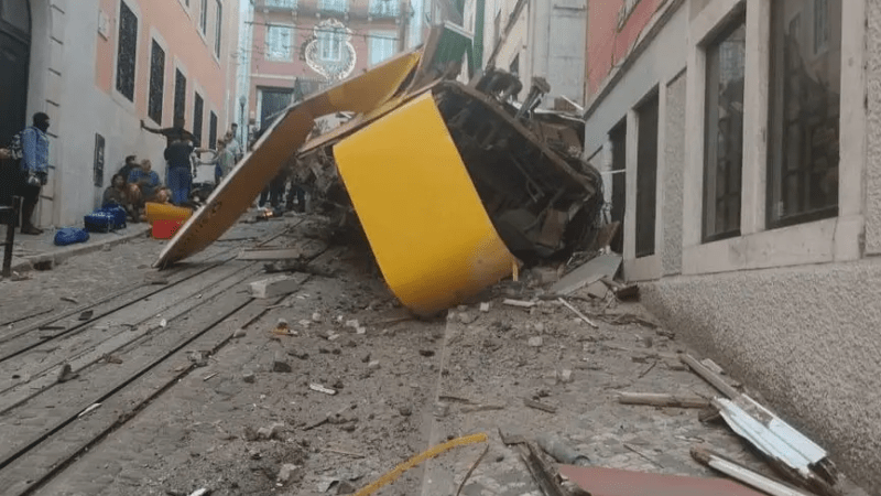 Tragédia em Lisboa: Elevador da Glória descarrila e deixa 15 m0rt0s e 20 fe…Ver mais