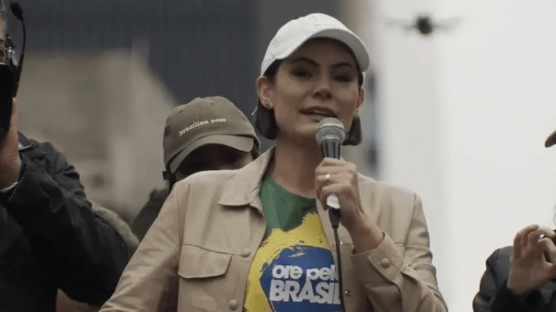 Michelle Bolsonaro emociona multidão na Paulista e denuncia perse…Ver mais
